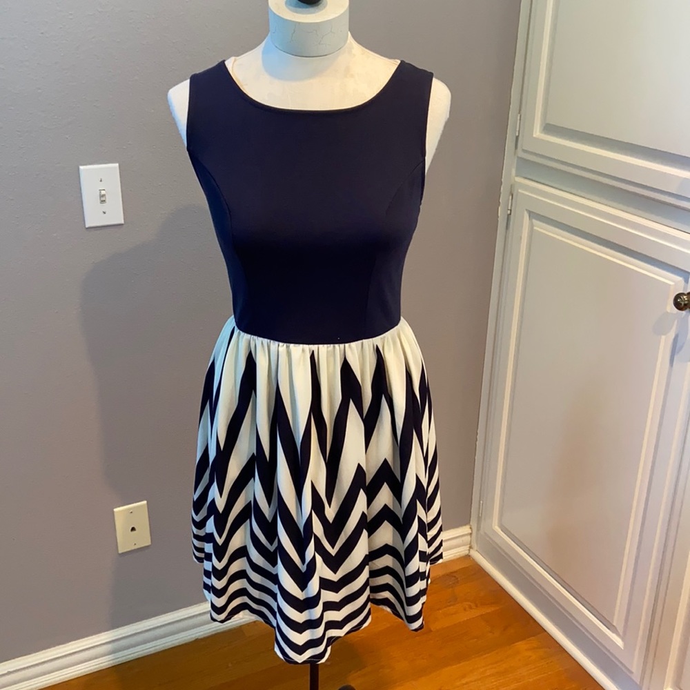 Super cute mini dress w/navy-cream chevron